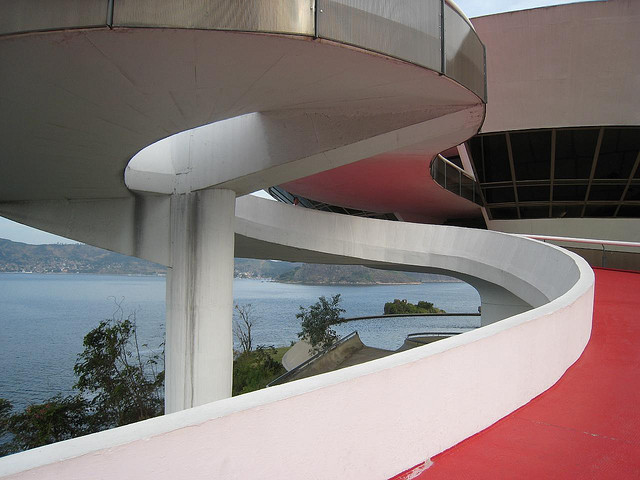 Archivo:Niemeyer.MuseoNiteoi.2.jpg