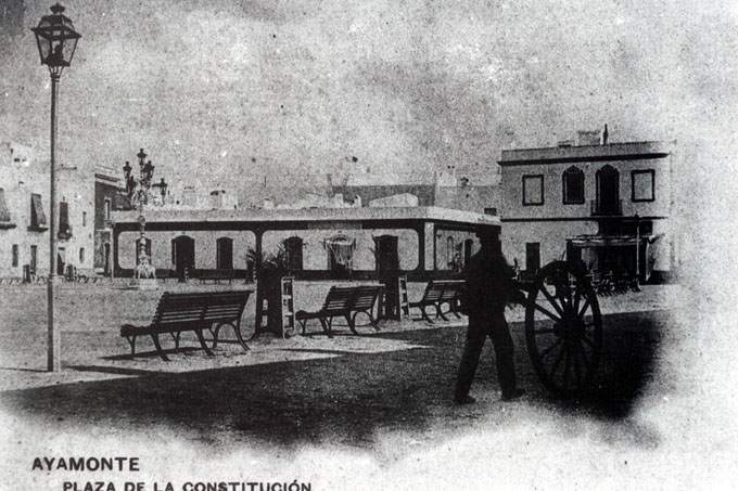 Archivo:Plaza de la Constitución-Ayamonte.jpg