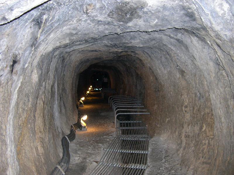 Archivo:Tunnel of Eupalinos.jpg