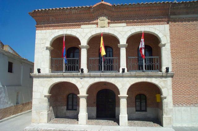 Archivo:Casa consistorial de Alcazarén.jpg