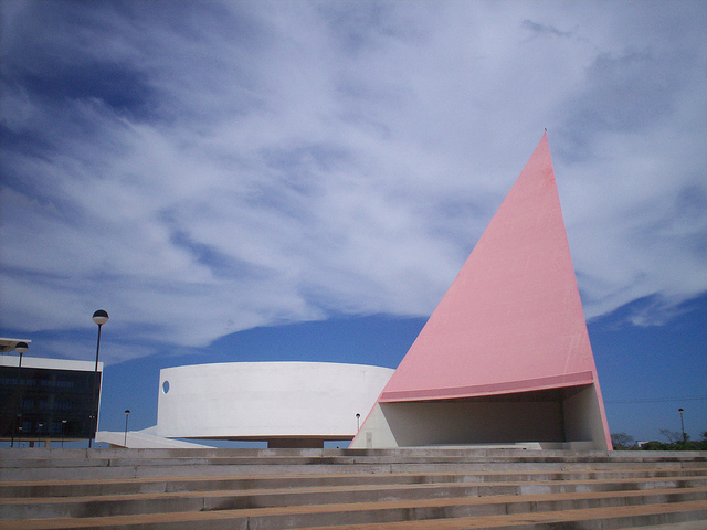 Archivo:Niemeyer.CentroCulturalGoiania.jpg