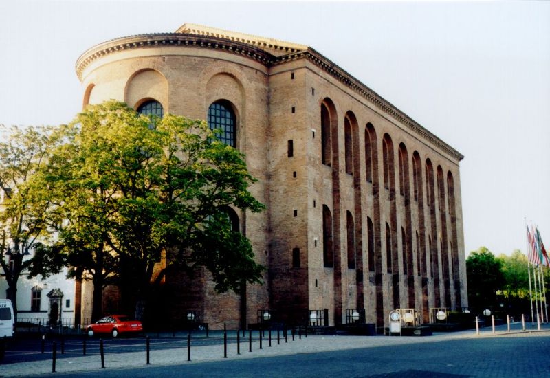 Archivo:Basilika in Trier gr.jpg