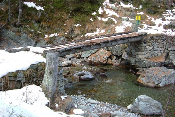 Archivo:Vallorcine footpath bridge 2003-12-13.jpg