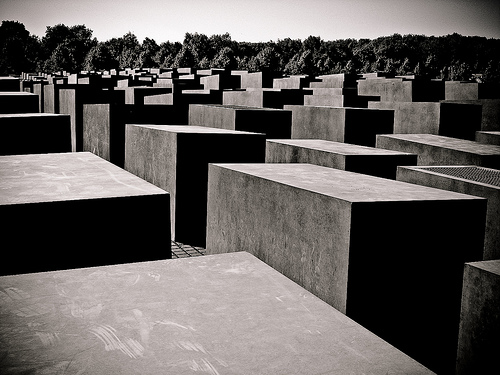 Archivo:Eisenman.monumento a los judios asesinados.jpg