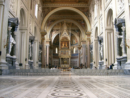 Archivo:San Giovanni in Laterano .interior.jpg