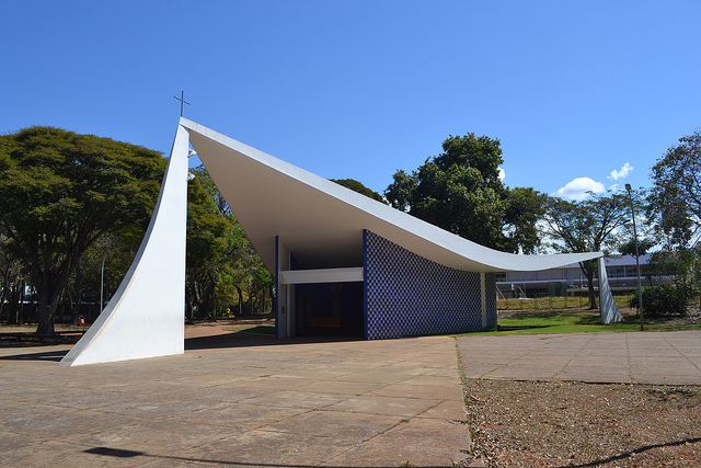 Archivo:Niemeyer.IglesiaFatima.jpg