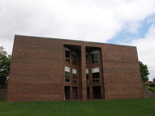 Archivo:Louis Kahn.Primera Iglesia Unitaria.Rochester.3.jpg