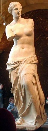 La Venus de Milo (Museo del Louvre, París) es la "escultura propia" (de pié) realizada en mármol más conocida del mundo, junto al David de Miguel Ángel.