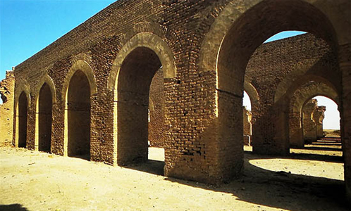 Archivo:Arcades-in-the-Mosque-of-Abu-Dulaf-in-Samarra.jpg