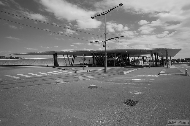 Archivo:Zaha Hadid.Terminal intermodal.2.jpg