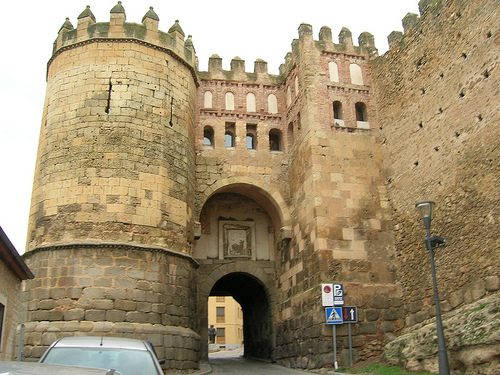 Archivo:Puerta de San Andres Segovia.jpg