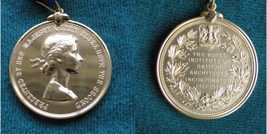 Archivo:Medalla de Oro del RIBA.jpg