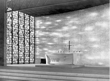 Interior de la Capilla con el altar mayor y la vidriera policromada