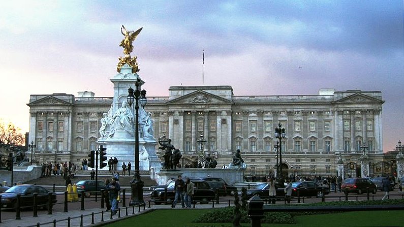 Archivo:Buckingham Palace, London, England, 24Jan04.jpg