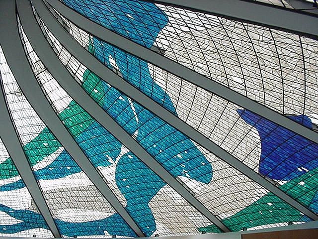 Archivo:Niemeyer.CatedralBrasilia.5.jpg