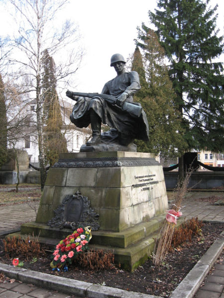 Archivo:Brotherhood tomb of Soviet soldiers in Lvov.jpg