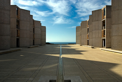 Archivo:Louis Kahn.Instituto Salk.2.jpg