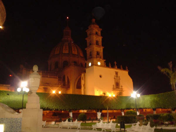 Archivo:Vista nocturna del Santuario.jpg