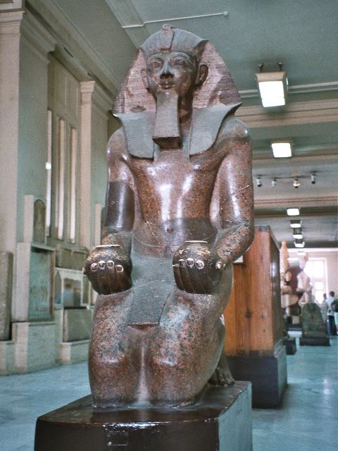 Estatua egipcia de granito pulido.
