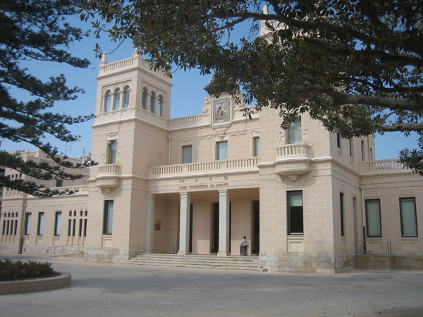 Archivo:Fachada principal del Museo Arquológico Provincial de Alicante.jpg