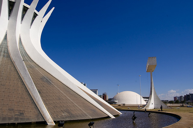 Archivo:Niemeyer.CatedralBrasilia.3.jpg