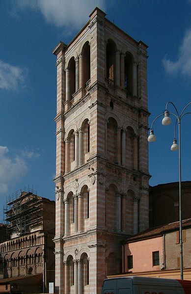 Archivo:Ferrara campanile duomo 28mar06.jpg