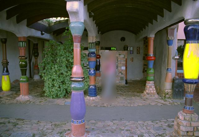 Archivo:HundertwasserToiletteKawakawaaussen.jpg