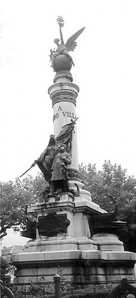 Monumento de 1911 a Fernando Villaamil en el parque de Castropol