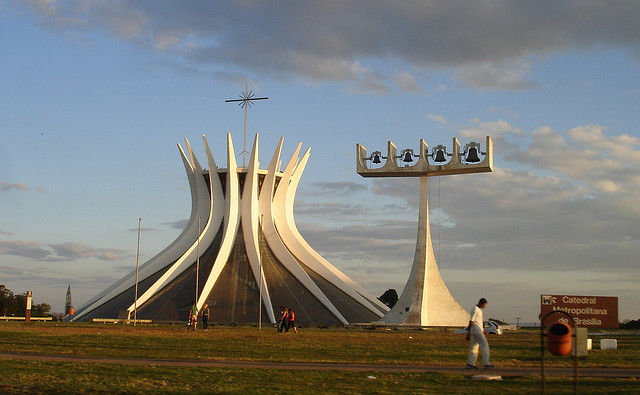Archivo:Niemeyer.CatedralBrasilia.1.jpg