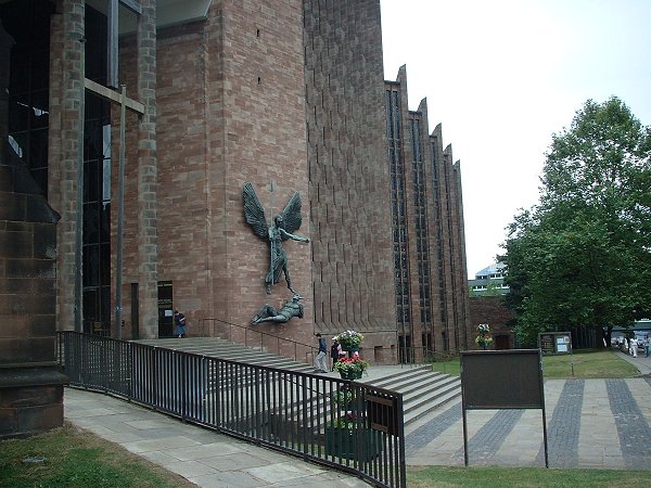 Archivo:New Coventry Cathedral outside.jpg