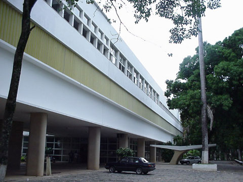 Archivo:Niemeyer.ColegioCataguases.jpg