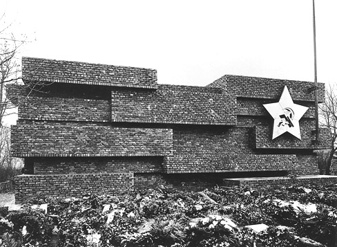 Archivo:Ludwig Mies van der Rohe, Monumento a Rosa Luxemburg y Karl Liebknecht.1.jpg