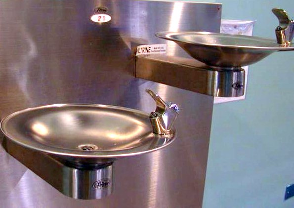 Archivo:Water fountains - two stainless steel.jpg