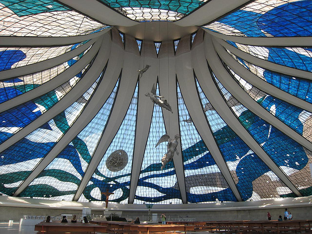 Archivo:Niemeyer.CatedralBrasilia.4.jpg