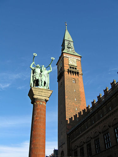 Archivo:CopenhagenCityHall.torre.jpg