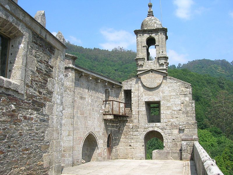 Entrada al recinto del monasterio de Caaveiro, coronada por la torre barroca obra de Fernández Sarela.
