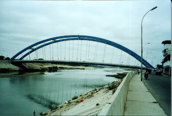 Archivo:Puente Bolognesi vista lateral.JPG