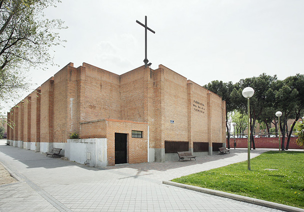 Archivo:Exterior Iglesia Nuestra Señora de Fuencisla.jpg