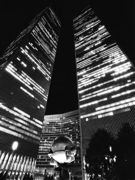 Archivo:World trade center new york city plaza fountain black and white.jpg
