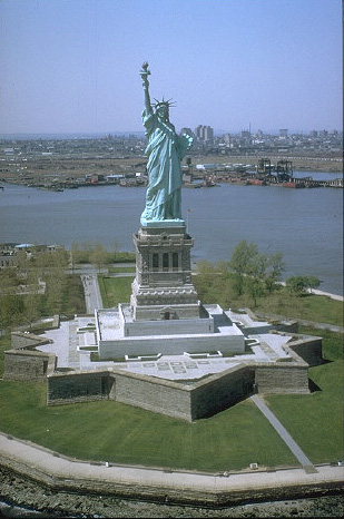 Archivo:Freiheitsstatue NYC full.jpg