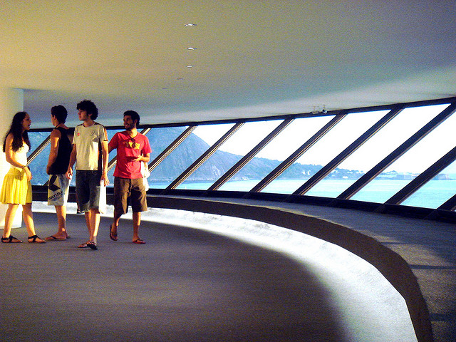 Archivo:Niemeyer.MuseoNiteoi.6.jpg