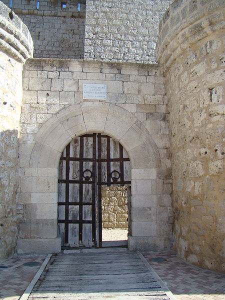 Archivo:Valladolid Portillo castillo puerta entrada lou.jpg
