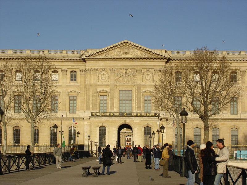 Archivo:Louvre, vu de la Seine.jpg