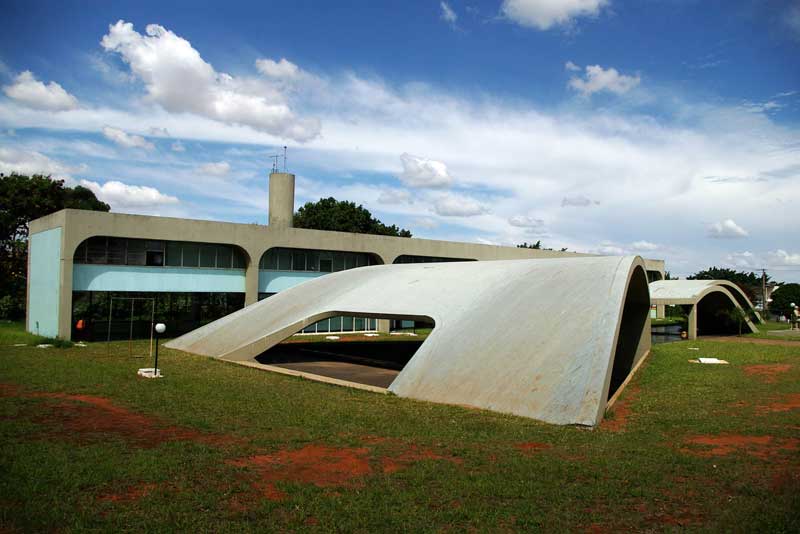 Archivo:Niemeyer.Cantador.jpg