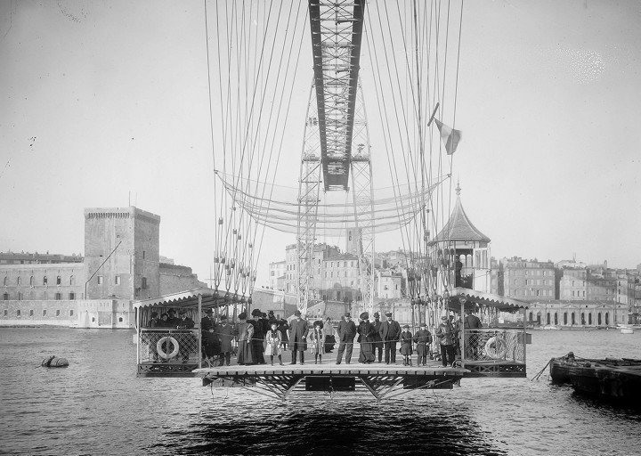 Archivo:Marseille Pont Transbordeur nacelle.jpg