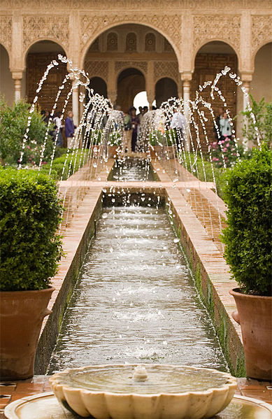 Archivo:Alhambra Generalife fountains.jpg