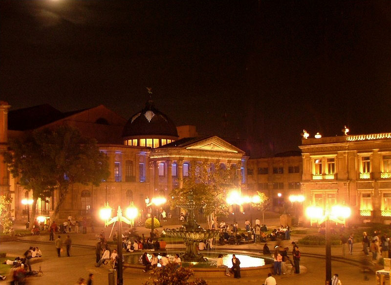 Archivo:Plaza del Carmen noche.jpg