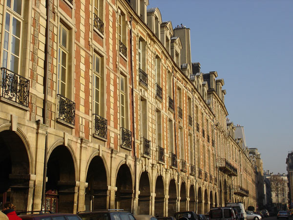 Archivo:Place des Vosges, arcades.jpg