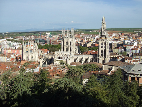 Archivo:Catedral de Burgos. desde castillo.jpg