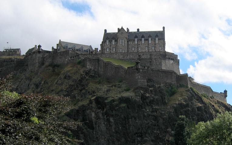 Archivo:Edinburgh-castle.jpg
